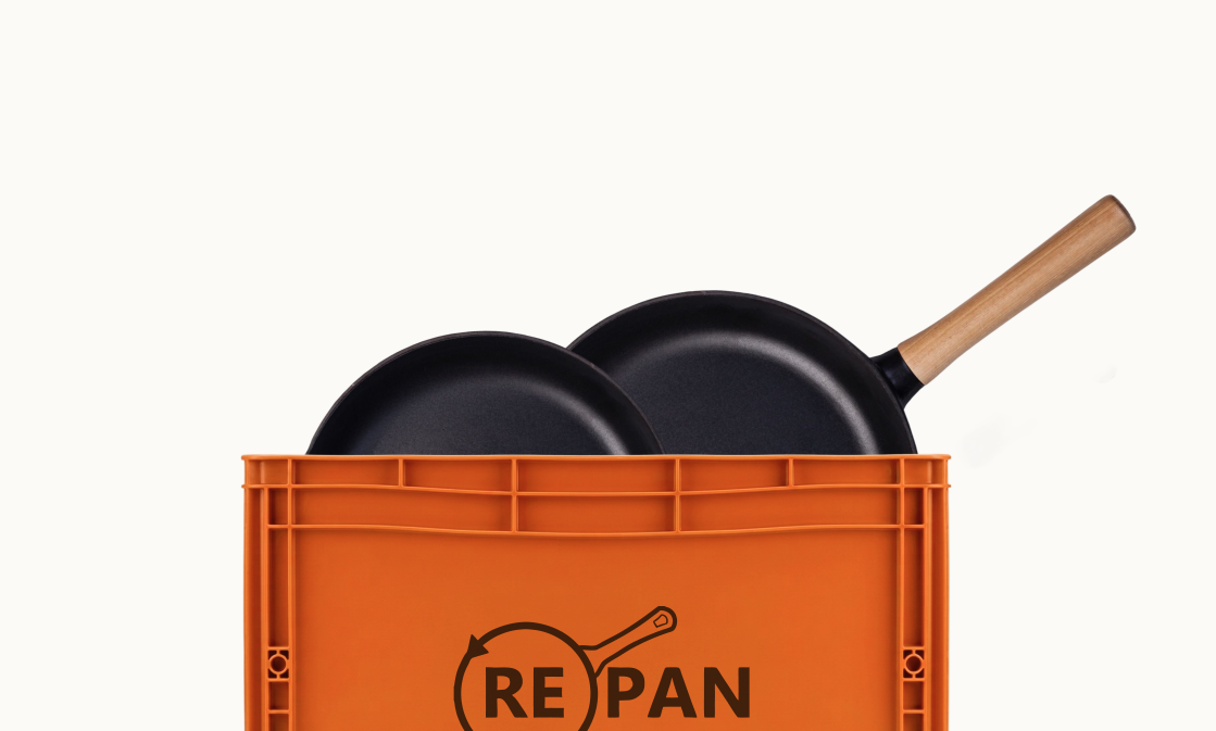 Caisse réutilisable RePan orange remplie de poêles fraîchement revêtues