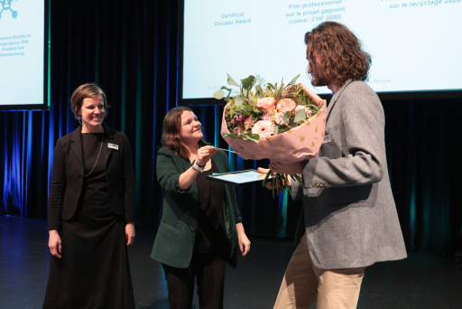 Remise du prix avec un bouquet de fleurs au congrès du recyclage