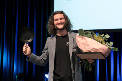Dominic S. Müller brandit une poêle et des fleurs